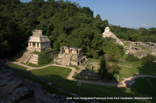 güneş piramidi ve arkada yazıtlı piramit ve büyük saray sağda.jpg