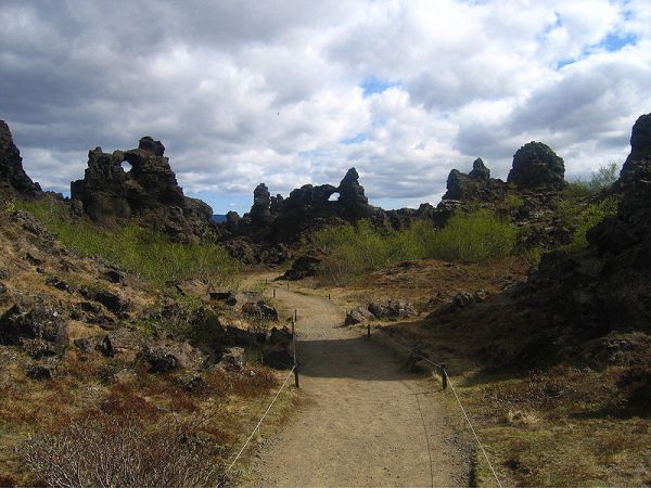 800px-Dimmuborgir-stígur